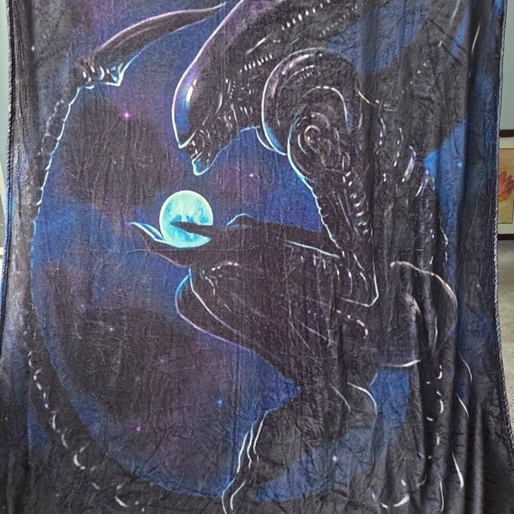 Alien Xenomorph Blanket 60x80 Sci Fi Horror Galaxy Space Moon Fleece Throw NWOT